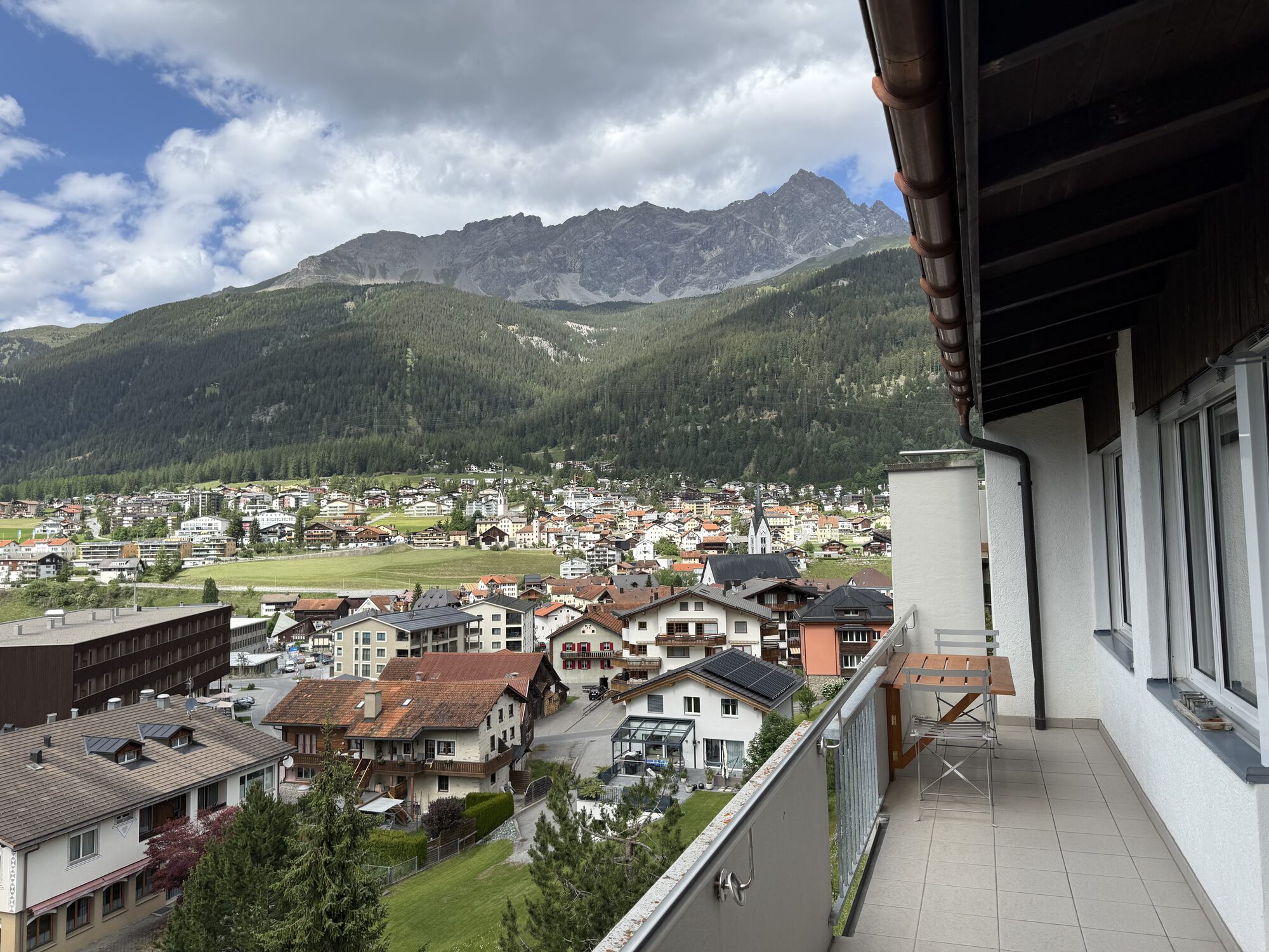Panoramablick über Savognin auf die Bergwelt