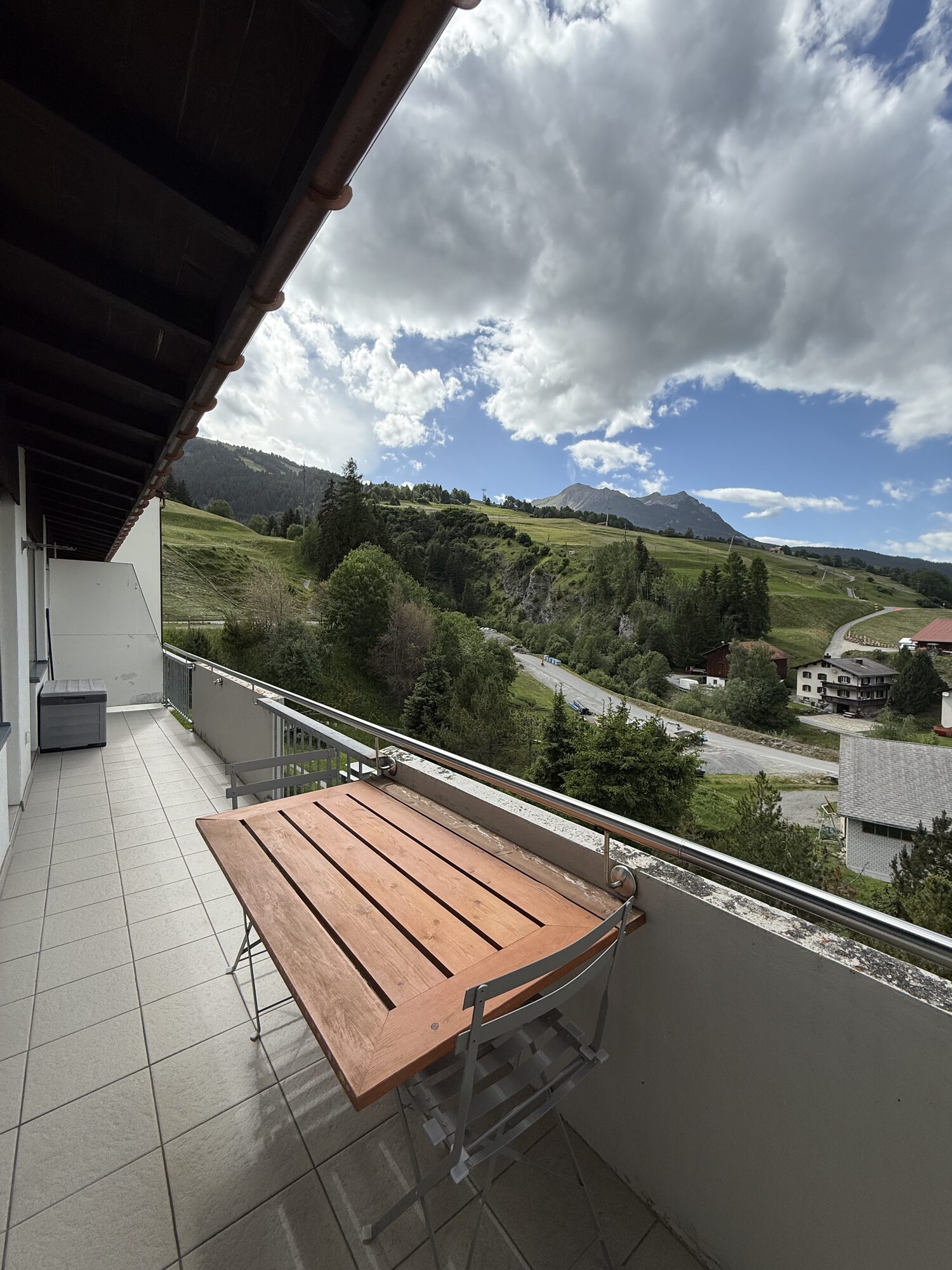 Balkon mit Sitzplatz und Panoramablick ins Tal