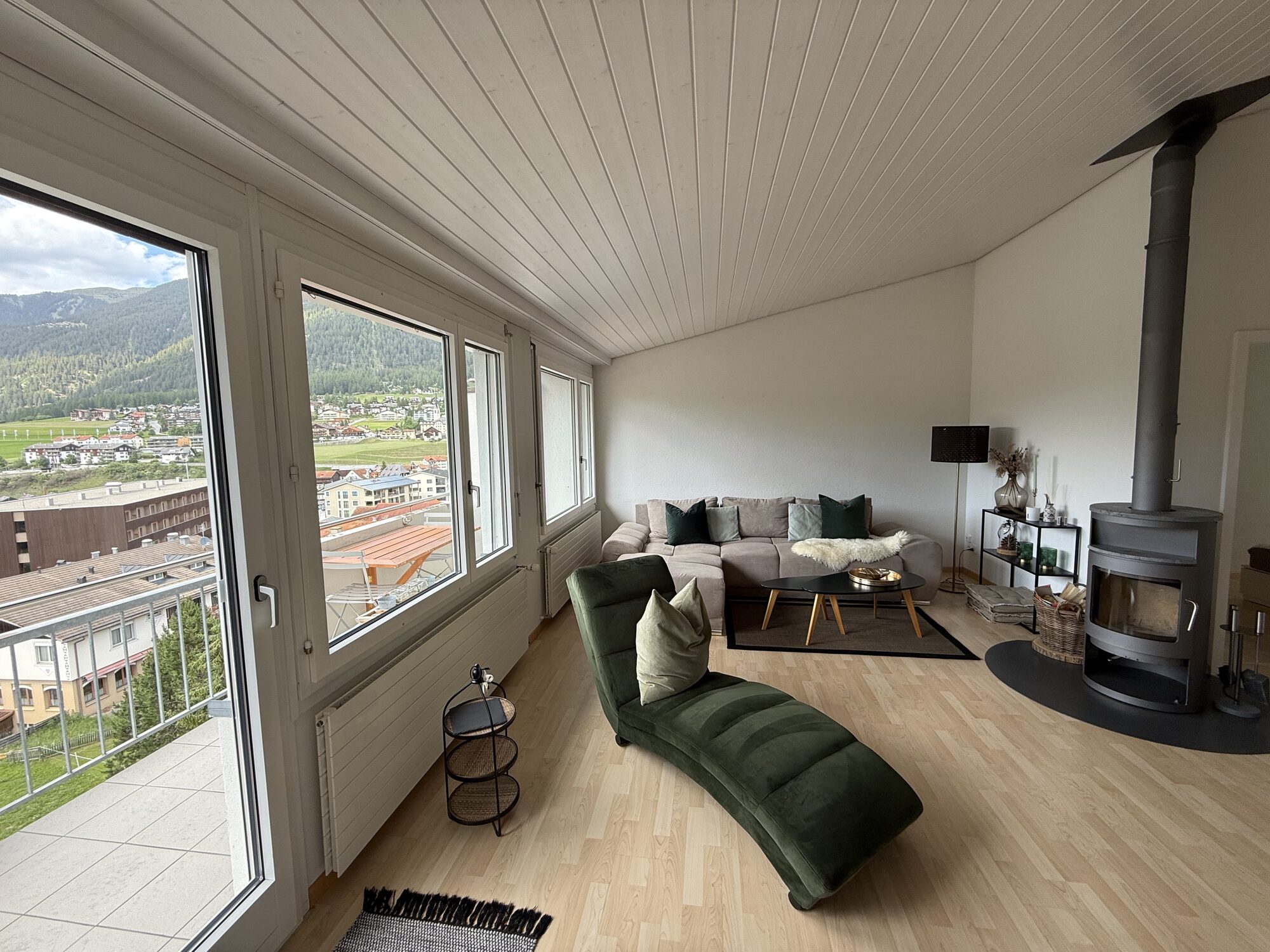 Wohnzimmer mit Panoramafenstern und Kaminofen